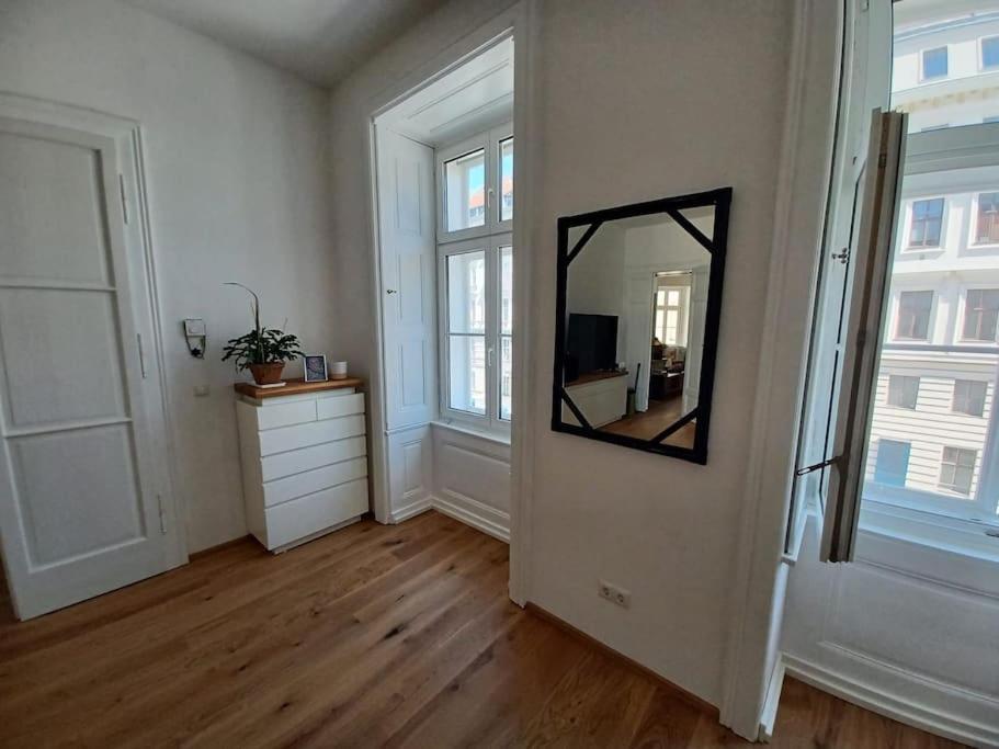 Sehr Zentral Gelegen Apartment Viena Exterior foto